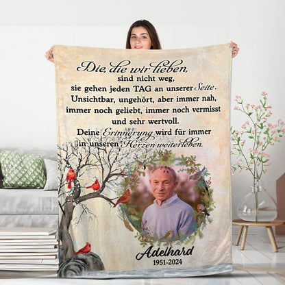 Die, die wir lieben, sind nicht weg - Memorial Personalized Custom Blanket - Christmas Gift, Sympathy Gift