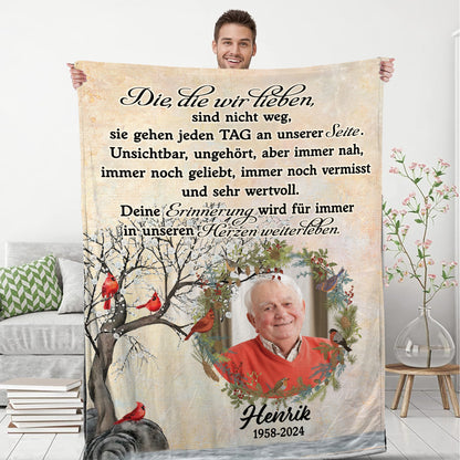 Die, die wir lieben, sind nicht weg - Memorial Personalized Custom Blanket - Christmas Gift, Sympathy Gift